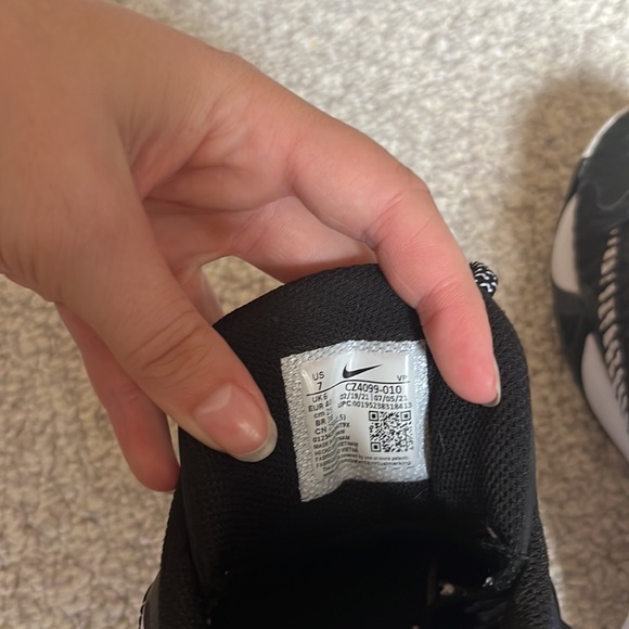 Nike Giannis immortality• black/white• Mens size 7• women’s size 8.5 - Picture 5 of 6